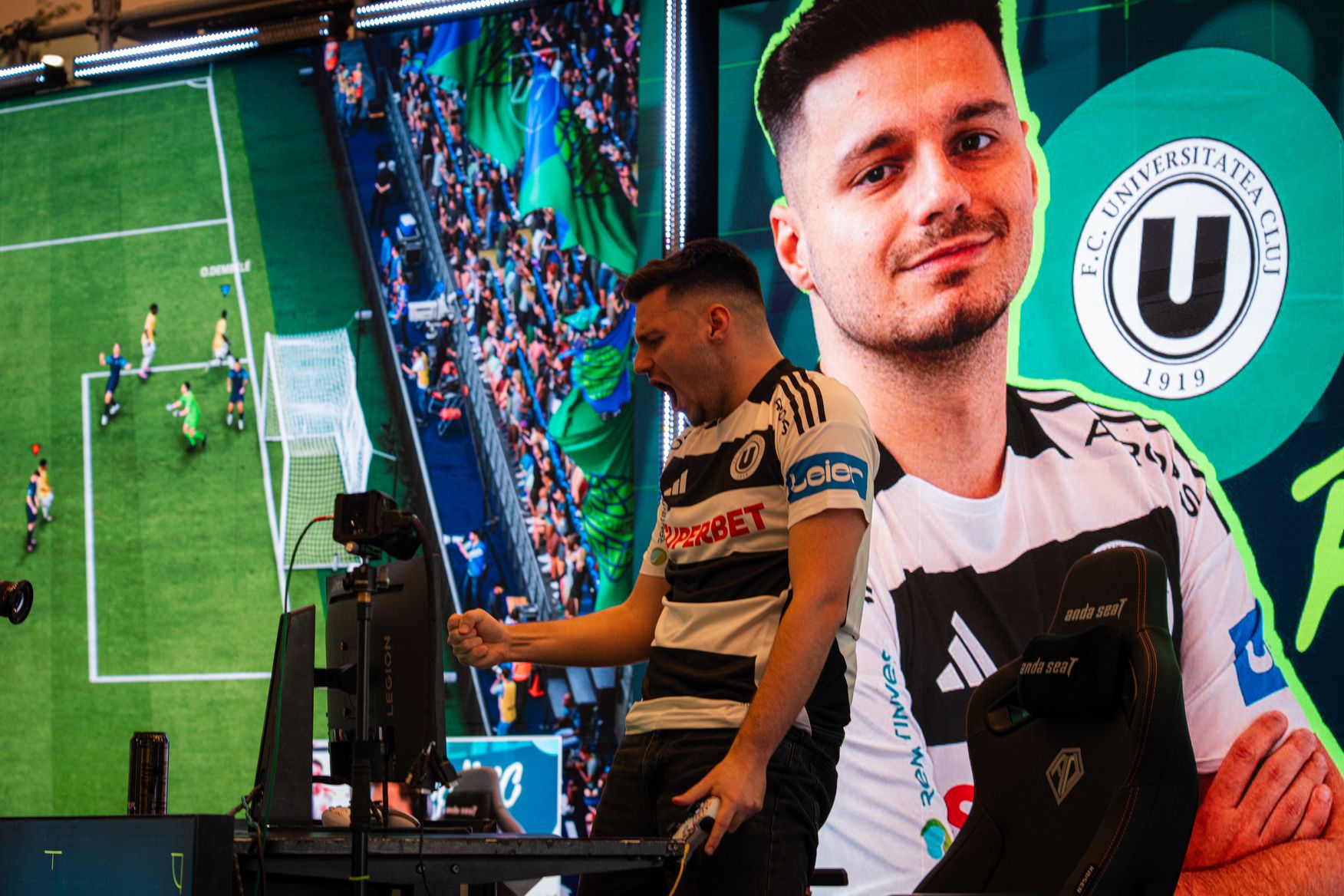 Cei mai buni jucători de fotbal virtual din România se înfruntă în acest weekend la București